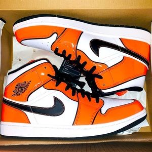 “Orange Turf” Air Force 1 Mid SE